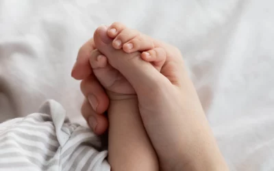 Préparer l’arrivée de bébé : les essentiels pour une parentalité sereine avec des conseils naturels